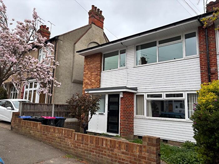 2 Bedroom Flat To Rent In Torquay Drive, Leigh-On-Sea, Essex, SS9
