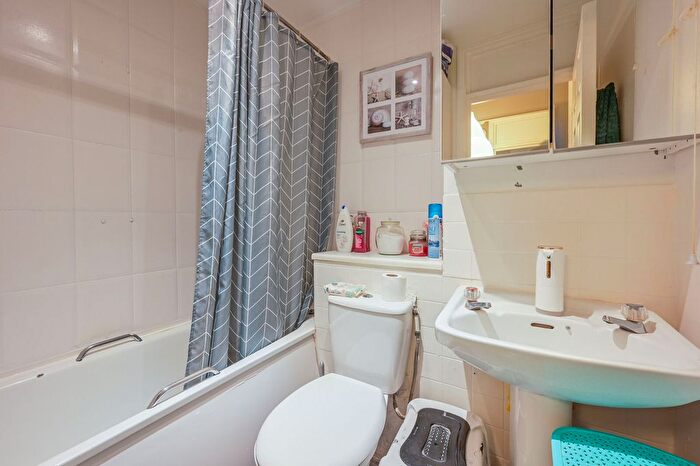 1 Bedroom Flat For Sale In Horseferry Road, Limehouse, London, E14