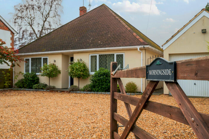 3 Bedroom Bungalow For Sale In Main Road, Bucks Horn Oak, GU10