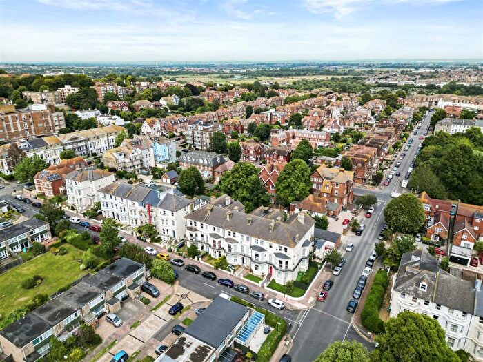 2 Bedroom Flat For Sale In Upperton Gardens, Eastbourne, BN21