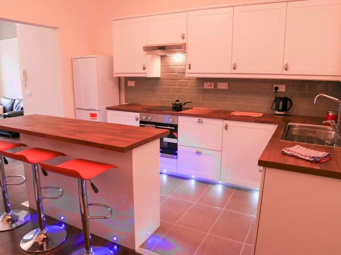 4 Bedroom Flat To Rent In Queen Square, Leeds, LS2
