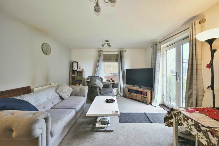 2 Bedroom Flat For Sale In Lywood Drive, Sittingbourne, ME10