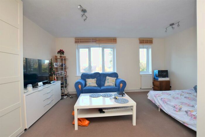 Studio To Rent In Westmoreland Drive, Sutton, SM2