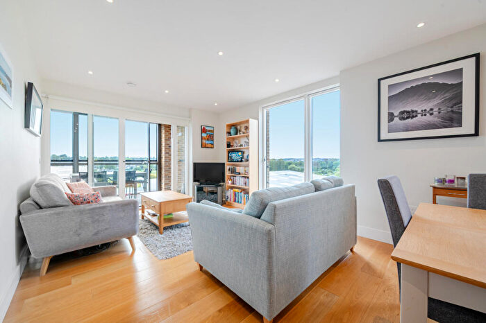 3 Bedroom Flat For Sale In Maison House, Whetstone, N20