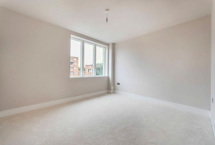 2 Bedroom Flat To Rent In Walworth Road, Elephant And Castle, London, SE17