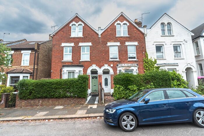 3 Bedroom Flat For Sale In Carlton Road, London, N11