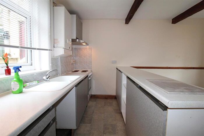 2 Bedroom Cottage To Rent In Grange Cottages, Cleckheaton, BD19