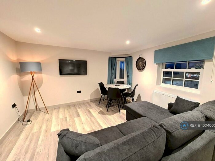 2 Bedroom Maisonette To Rent In High Street, Cheltenham, GL50