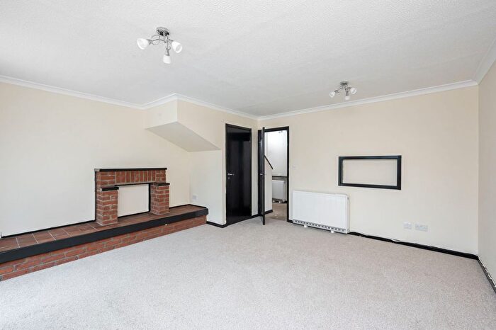 3 Bedroom Terraced House For Sale In Firlands, Horley, RH6