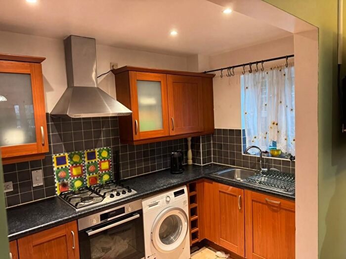 2 Bedroom Flat To Rent In Kingsbridge Drive, London, NW7
