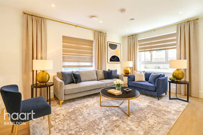 4 Bedroom Semi-Detached House For Sale In Chapelgate Mews, Essex, SS15