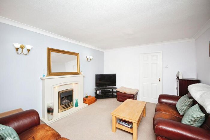 3 Bedroom Detached House For Sale In Northfield Close, Redditch, B98