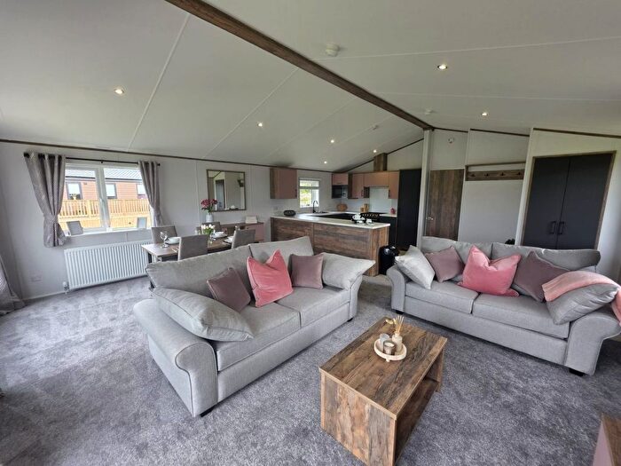 2 Bedroom Mobile/park Home For Sale In Malton Road, Pickering, YO18