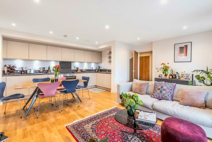 2 Bedroom Flat To Rent In Battersea Park Road, Battersea, London, SW11