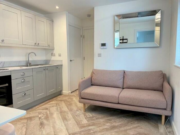 1 Bedroom Flat To Rent In Connaught Road, Cardiff, CF24