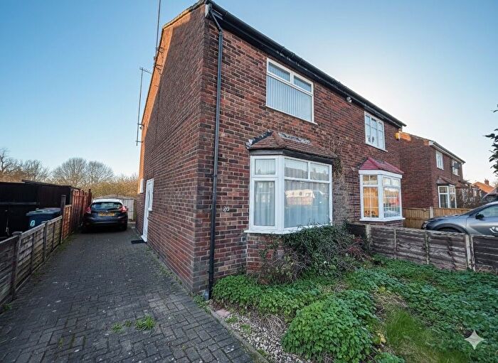 2 Bedroom Semi Detached House For Sale In Runfold Avenue, Luton, Bedfordshire, LU3