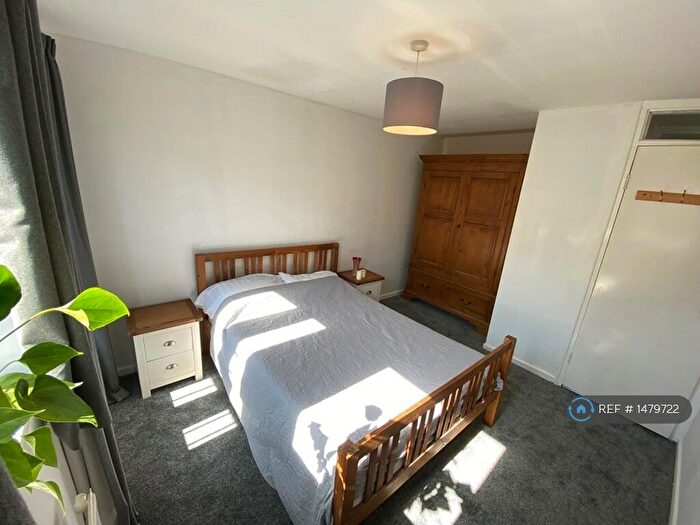 3 Bedroom Maisonette To Rent In Martlesham Walk, Manchester, M4