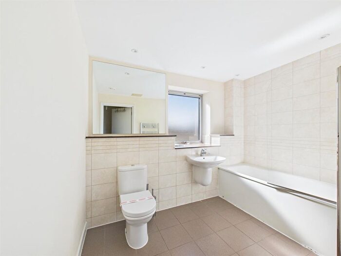 2 Bedroom Flat For Sale In Ducaine Apartments, Merchant Street, Bow, E3