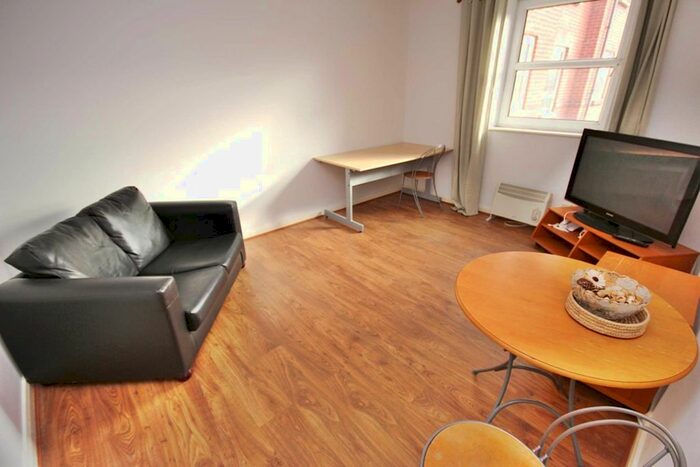1 Bedroom Flat To Rent In Hathersage Road, Manchester, M13