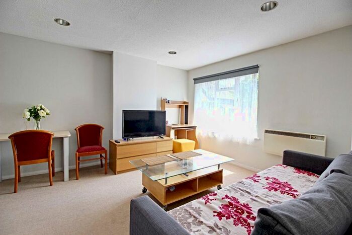 1 Bedroom Flat To Rent In Copwood Close, London, N12