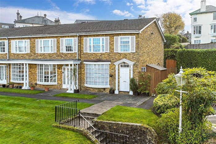 3 Bedroom End Of Terrace House For Sale In Linkfield Street, Redhill, Surrey, RH1