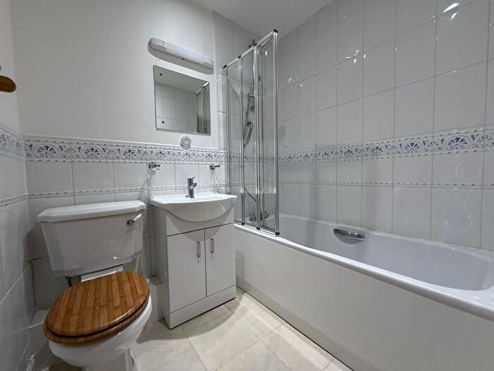 2 Bedroom Apartment For Sale In Stoneleigh Court, Shadwell Lane, LS17