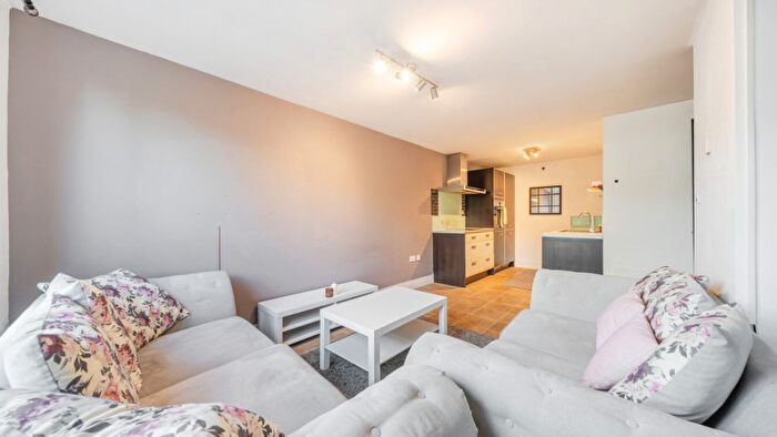 2 Bedroom Flat For Sale In Lindley, Huddersfield, HD3