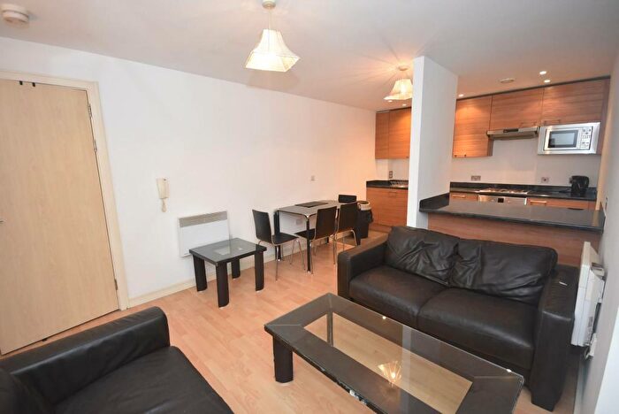 2 Bedroom Apartment To Rent In The Quadrangle, Manchester, M1