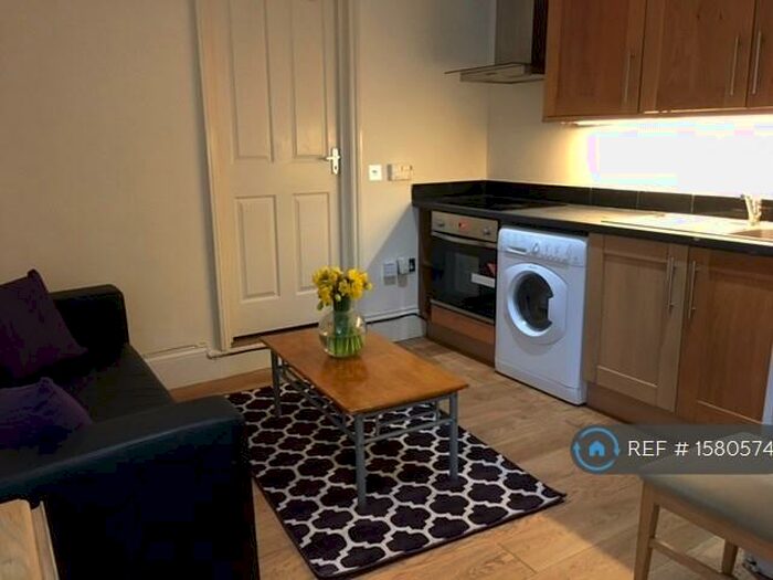 1 Bedroom Flat To Rent In Berrylands Road, Kingston Upon Thames, Surbiton, KT5