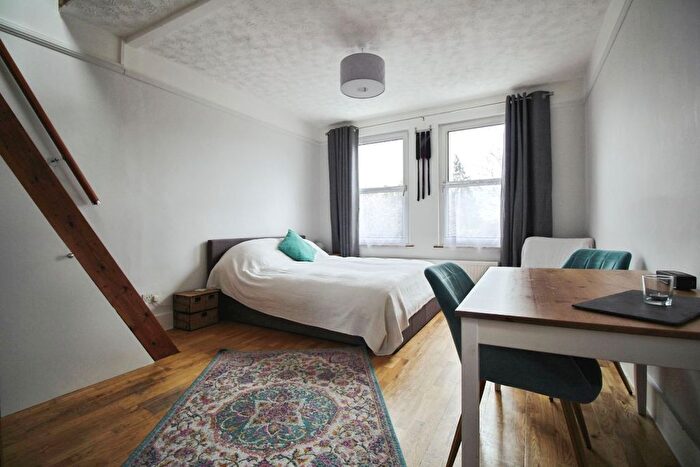 Studio To Rent In Hardwicke Road, London, N13