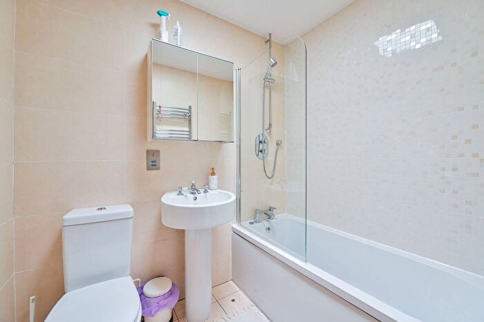 2 Bedroom Flat To Rent In Tower Bridge Road, Southwark, SE1