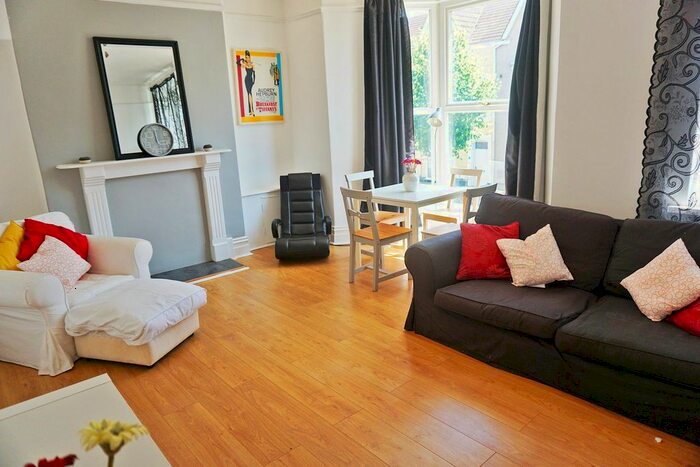 2 Bedroom Flat To Rent In Gwydr Crescent, Uplands, Swansea, SA2