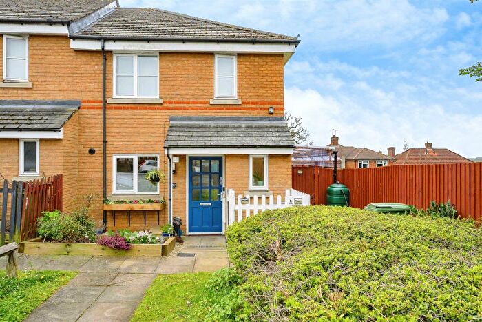 2 Bedroom End Of Terrace House For Sale In Guinery Grove, Hemel Hempstead, HP3