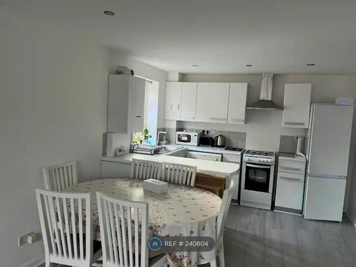 1 Bedroom Flat To Rent In Sopwith Close, Kingston Upon Thames, KT2