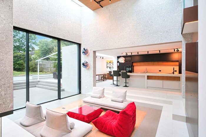 5 Bedroom Detached House To Rent In Brondesbury Park, London, NW2