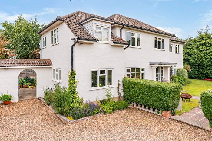 4 Bedroom Detached House For Sale In Clays Lane, Loughton, IG10