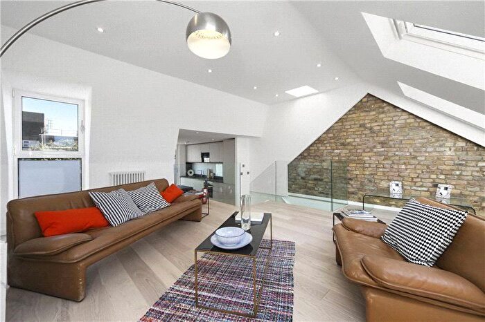 2 Bedroom Flat To Rent In Collingbourne Road, London, W12