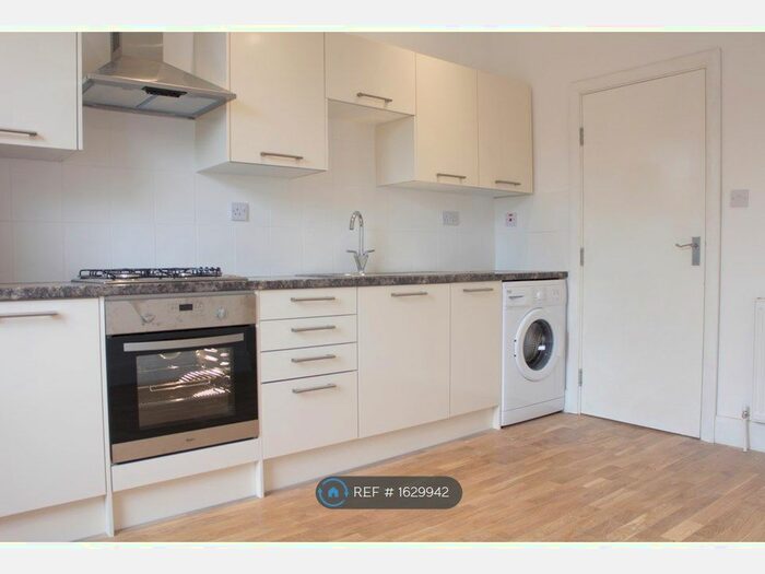 2 Bedroom Flat To Rent In Shepherds Bush, London, W12
