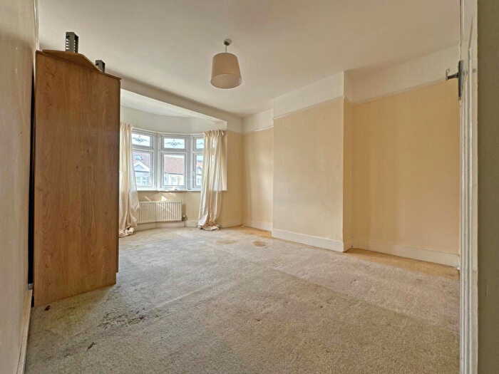 3 Bedroom Terraced House For Sale In Brockenhurst Gardens, Ilford, IG1
