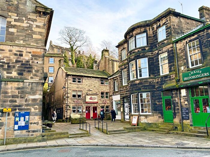 1 Bedroom Flat To Rent In Towngate, Holmfirth, West Yorkshire, HD9