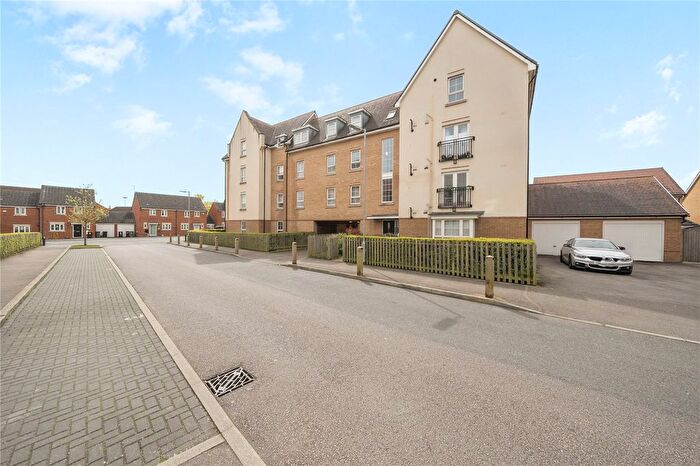 2 Bedroom Flat For Sale In Design Drive, Dunstable, Bedfordshire, LU6