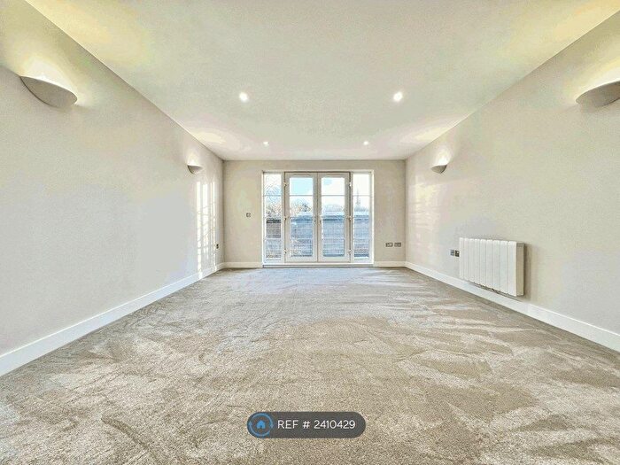 2 Bedroom Flat To Rent In George Street, Prestwich, Manchester, M25
