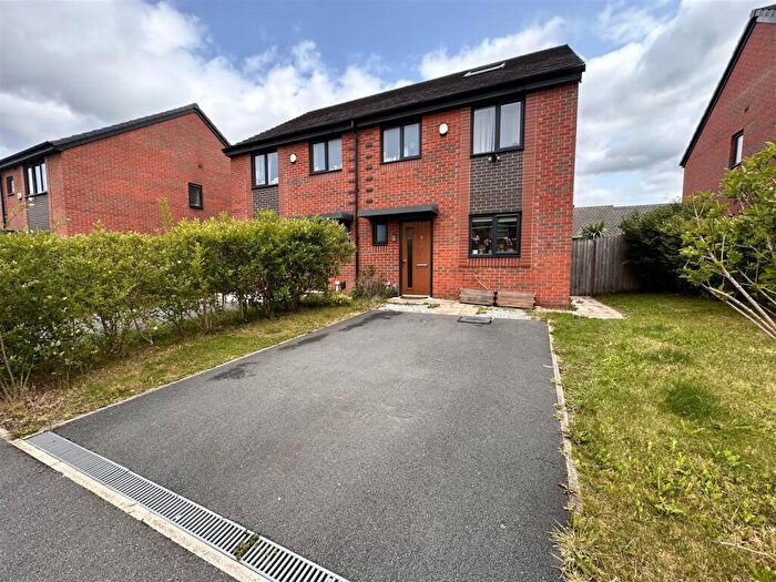 4 Bedroom Semi-Detached House To Rent In Daisy Street, Salford, M6