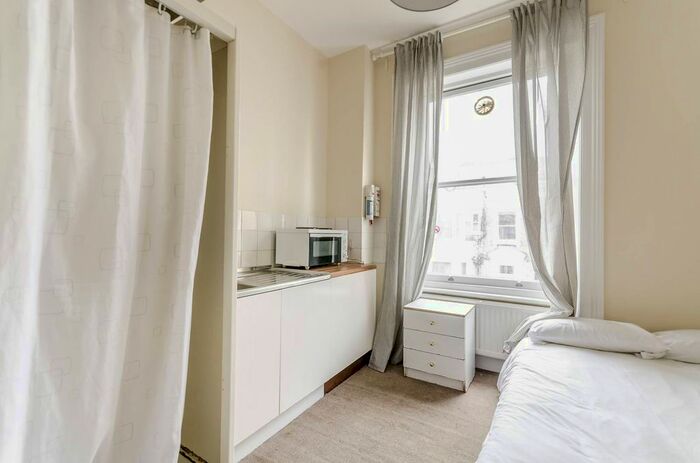 Studio To Rent In Barons Court, Barons Court, London, W14