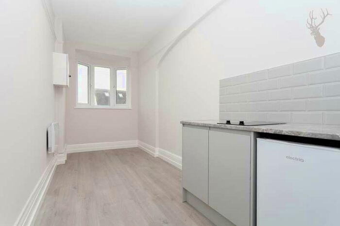 1 Bedroom Property To Rent In Hillside Crescent, Leigh-on-sea, SS9