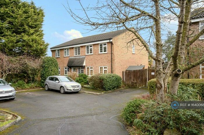 1 Bedroom Flat To Rent In Minstrel Gardens, Surbiton, KT5