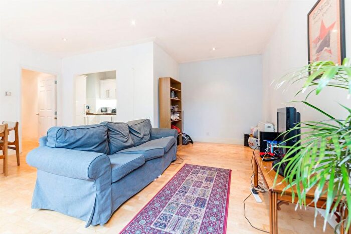 2 Bedroom Flat For Sale In Drayton Park, Highbury, N5