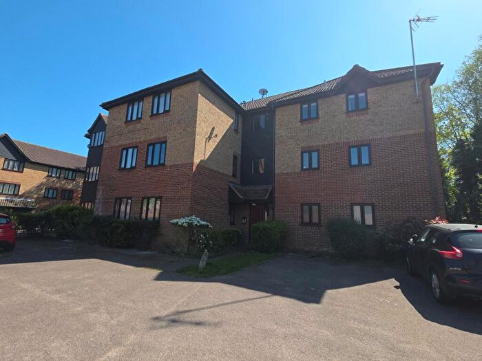 1 Bedroom Flat For Sale In Copperfields, Essex, SS15