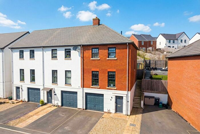 3 Bedroom Town House For Sale In Tarka Way, Crediton, EX17