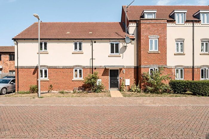 2 Bedroom Flat For Sale In Newbury, Berkshire, RG14